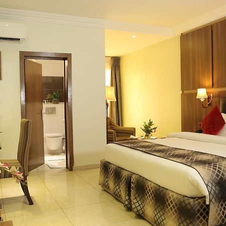 אבוג'ה Grand Pela Hotel & Suites מראה חיצוני תמונה