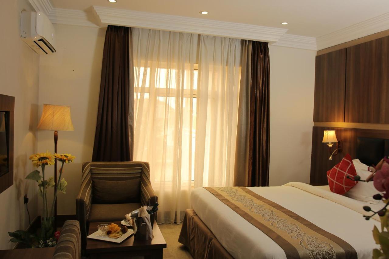 אבוג'ה Grand Pela Hotel & Suites מראה חיצוני תמונה