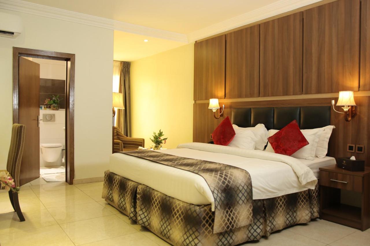 אבוג'ה Grand Pela Hotel & Suites מראה חיצוני תמונה