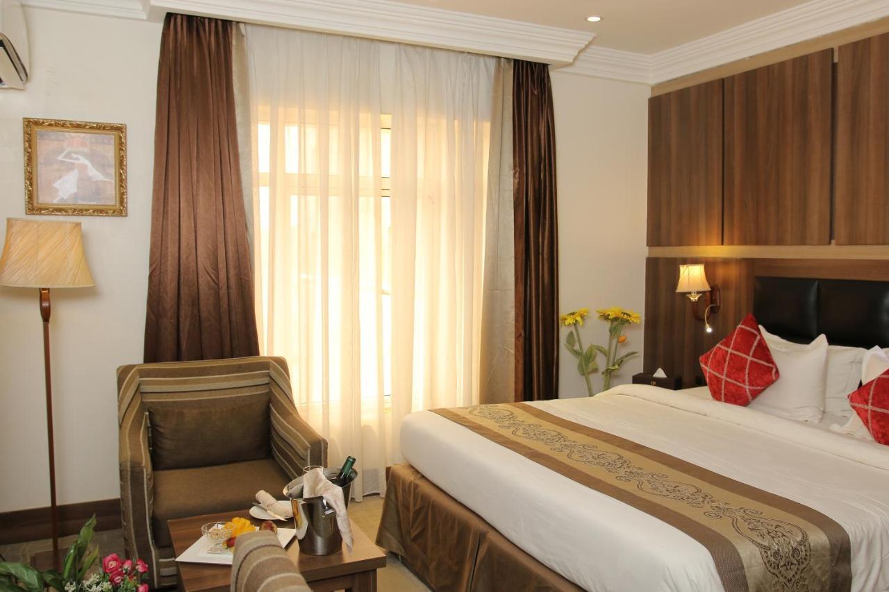 אבוג'ה Grand Pela Hotel & Suites מראה חיצוני תמונה