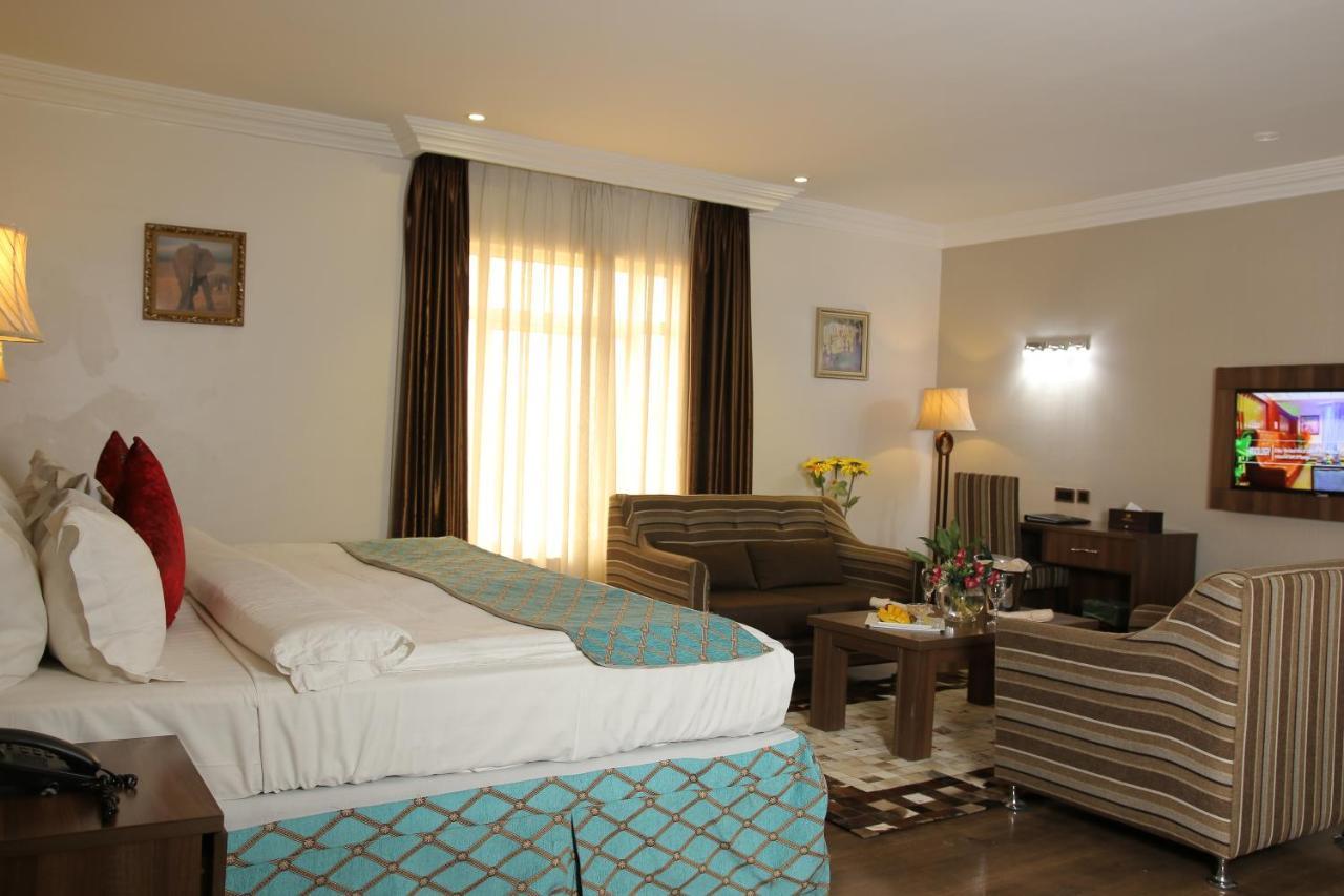 אבוג'ה Grand Pela Hotel & Suites מראה חיצוני תמונה