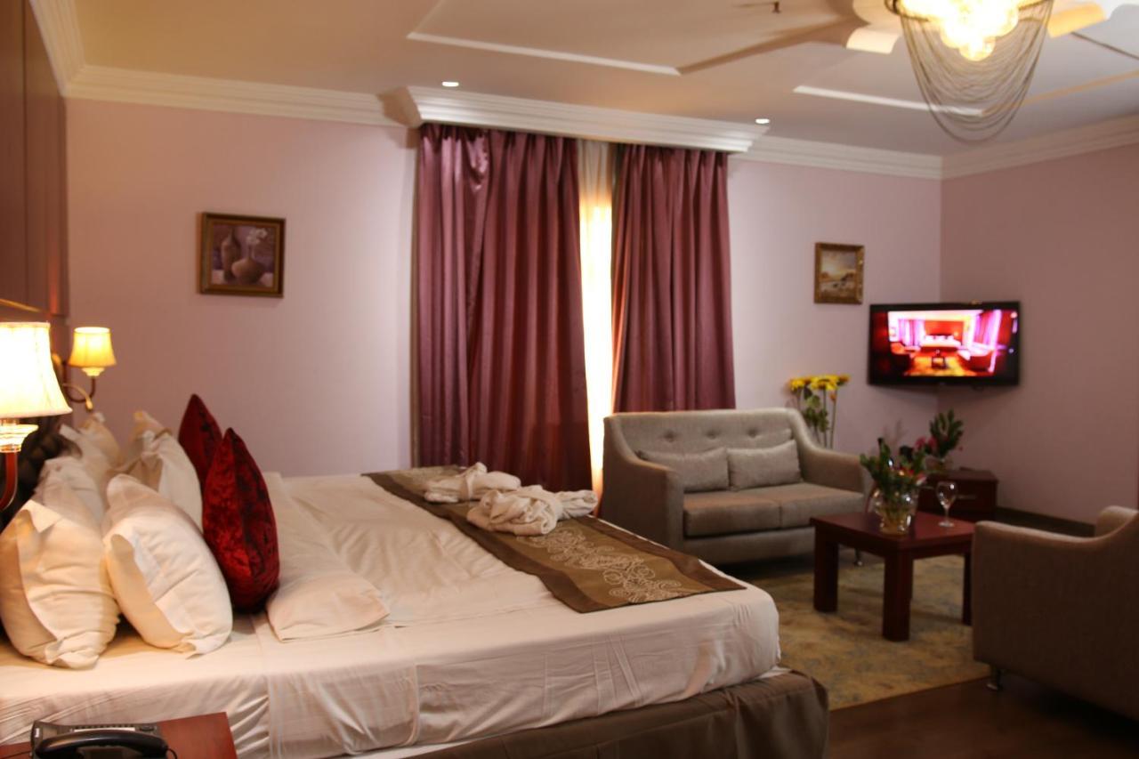 אבוג'ה Grand Pela Hotel & Suites מראה חיצוני תמונה