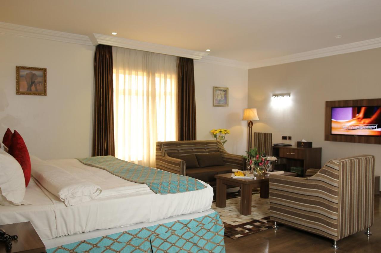 אבוג'ה Grand Pela Hotel & Suites מראה חיצוני תמונה