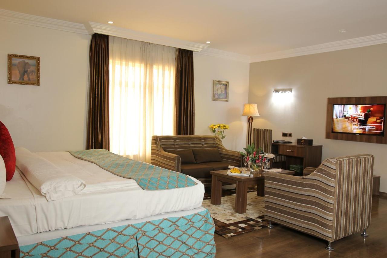 אבוג'ה Grand Pela Hotel & Suites מראה חיצוני תמונה