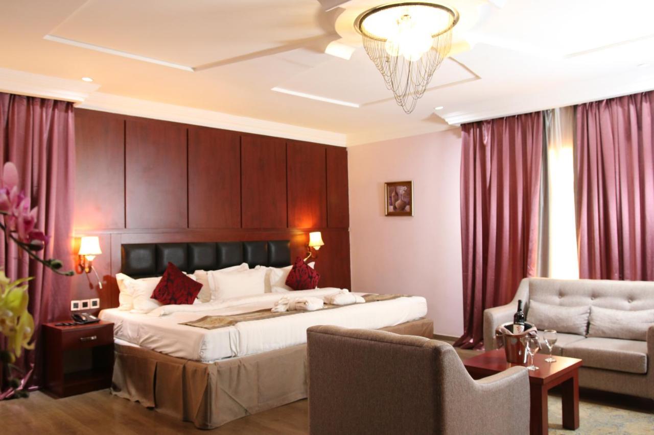 אבוג'ה Grand Pela Hotel & Suites מראה חיצוני תמונה