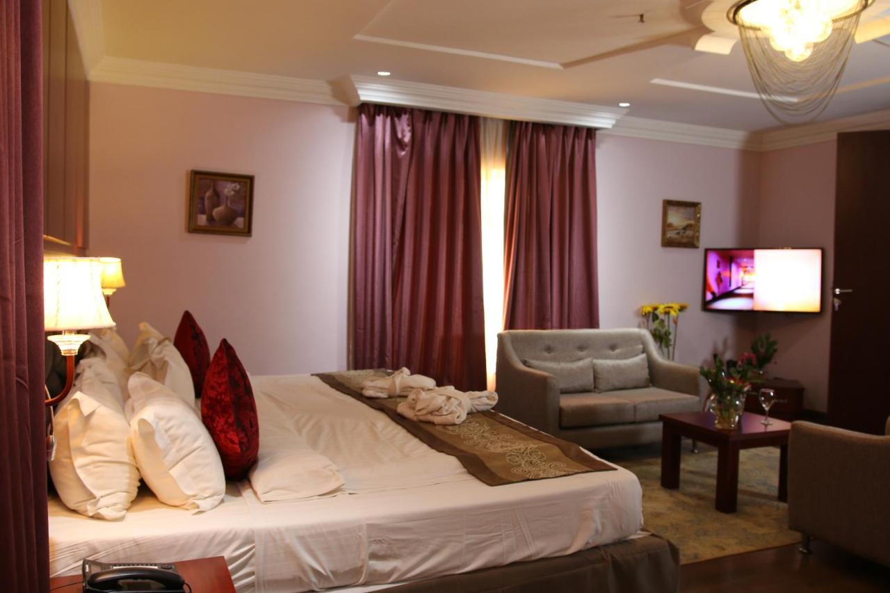 אבוג'ה Grand Pela Hotel & Suites מראה חיצוני תמונה