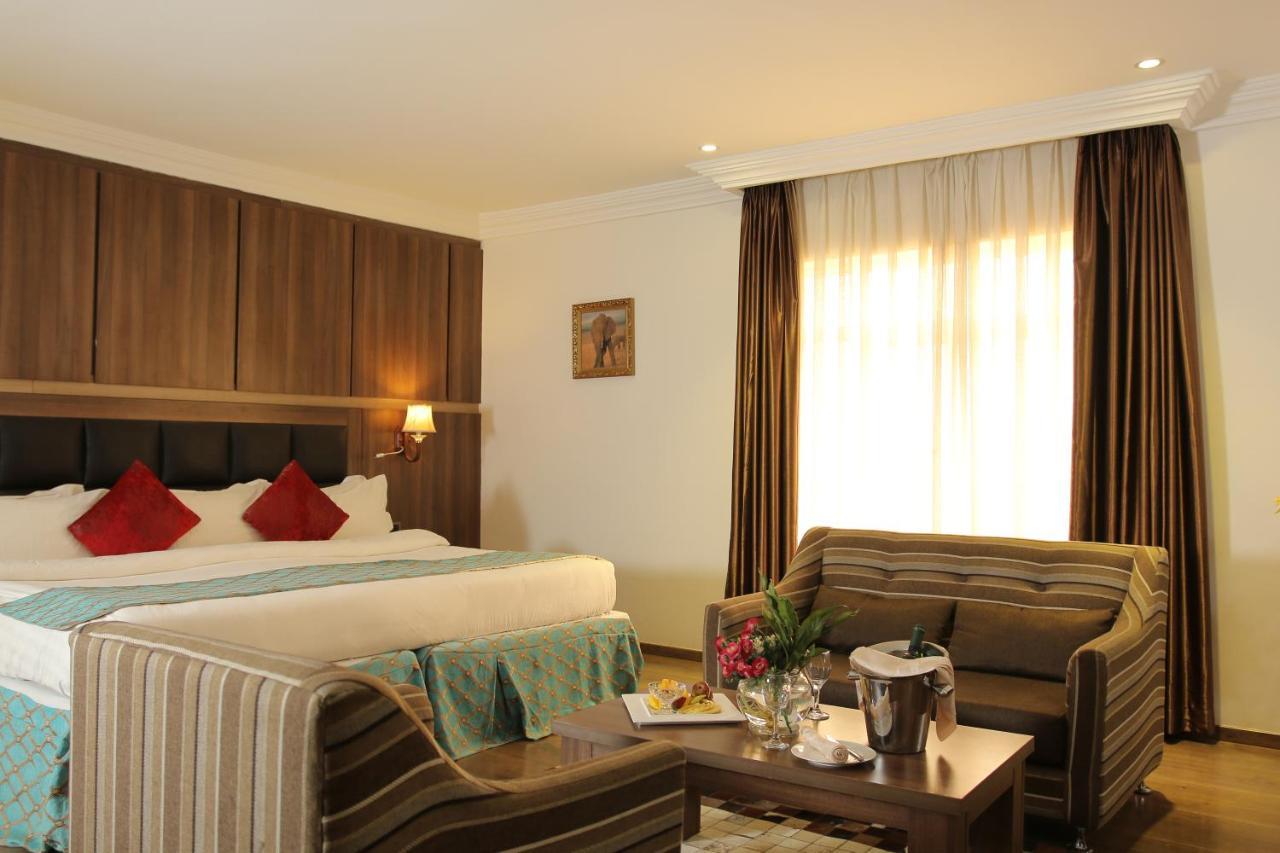 אבוג'ה Grand Pela Hotel & Suites מראה חיצוני תמונה