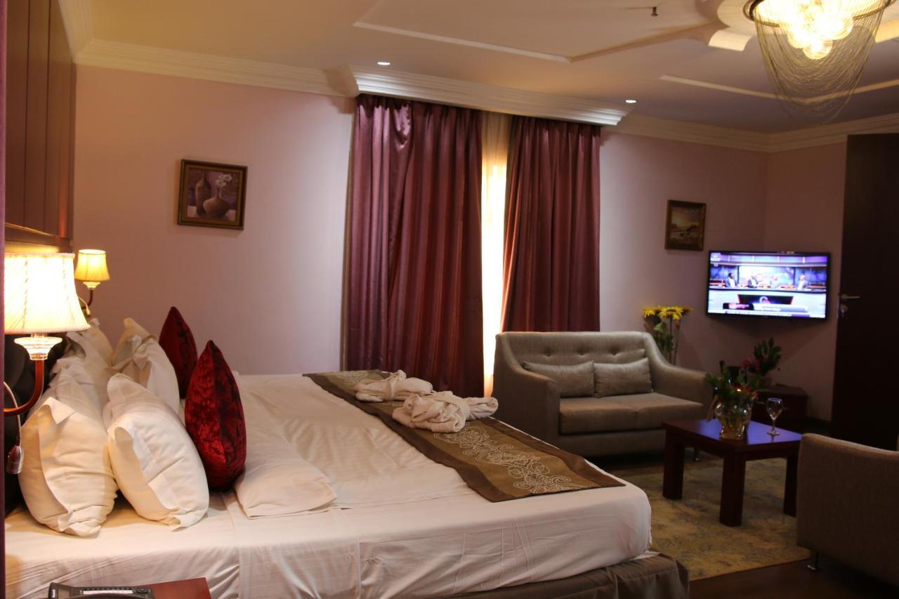 אבוג'ה Grand Pela Hotel & Suites מראה חיצוני תמונה