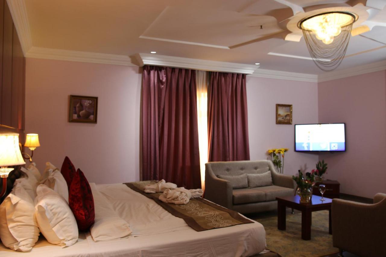 אבוג'ה Grand Pela Hotel & Suites מראה חיצוני תמונה