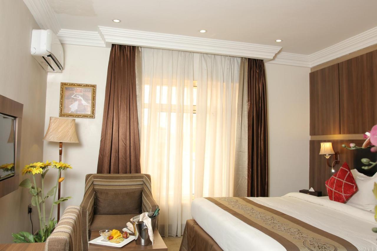 אבוג'ה Grand Pela Hotel & Suites מראה חיצוני תמונה