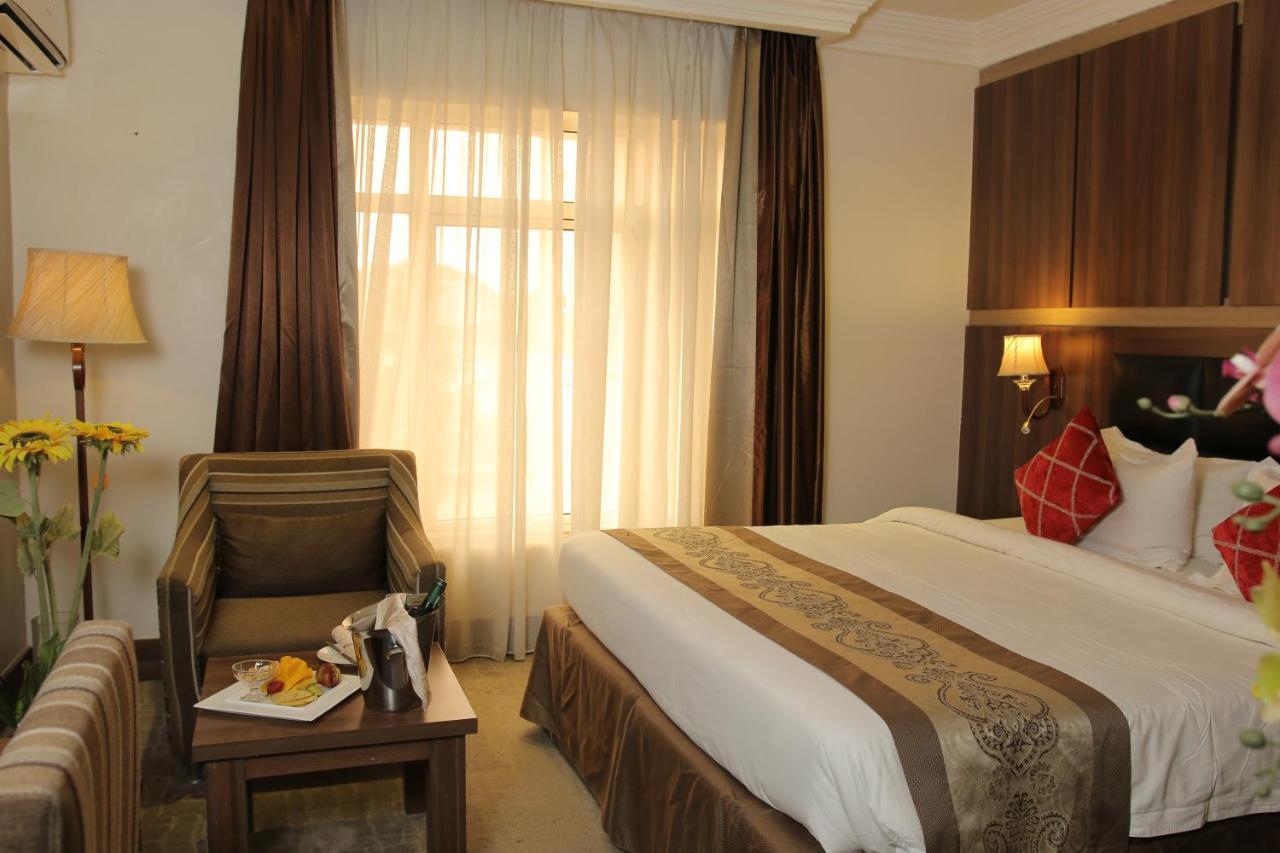 אבוג'ה Grand Pela Hotel & Suites מראה חיצוני תמונה