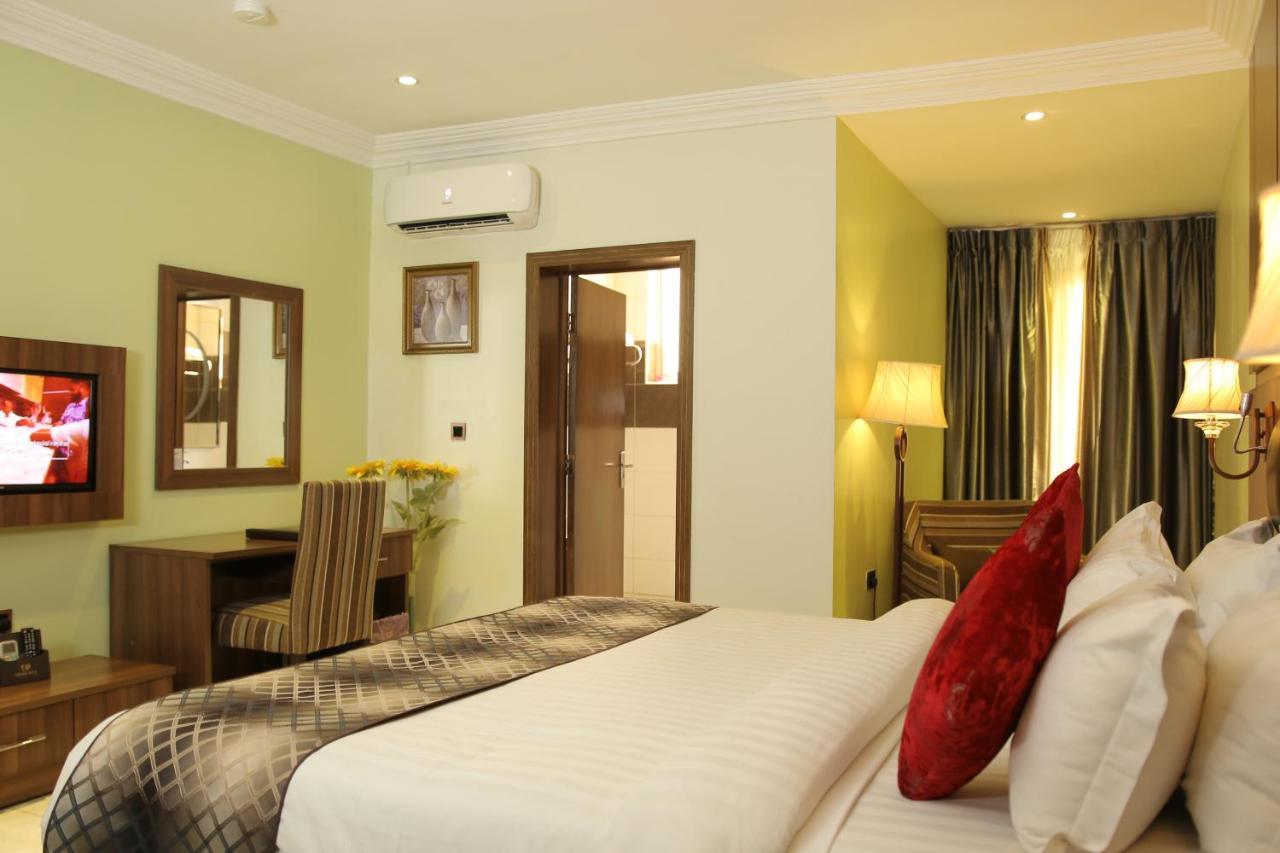 אבוג'ה Grand Pela Hotel & Suites מראה חיצוני תמונה