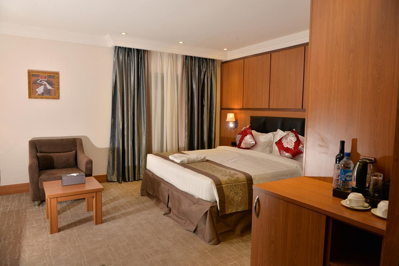 אבוג'ה Grand Pela Hotel & Suites מראה חיצוני תמונה